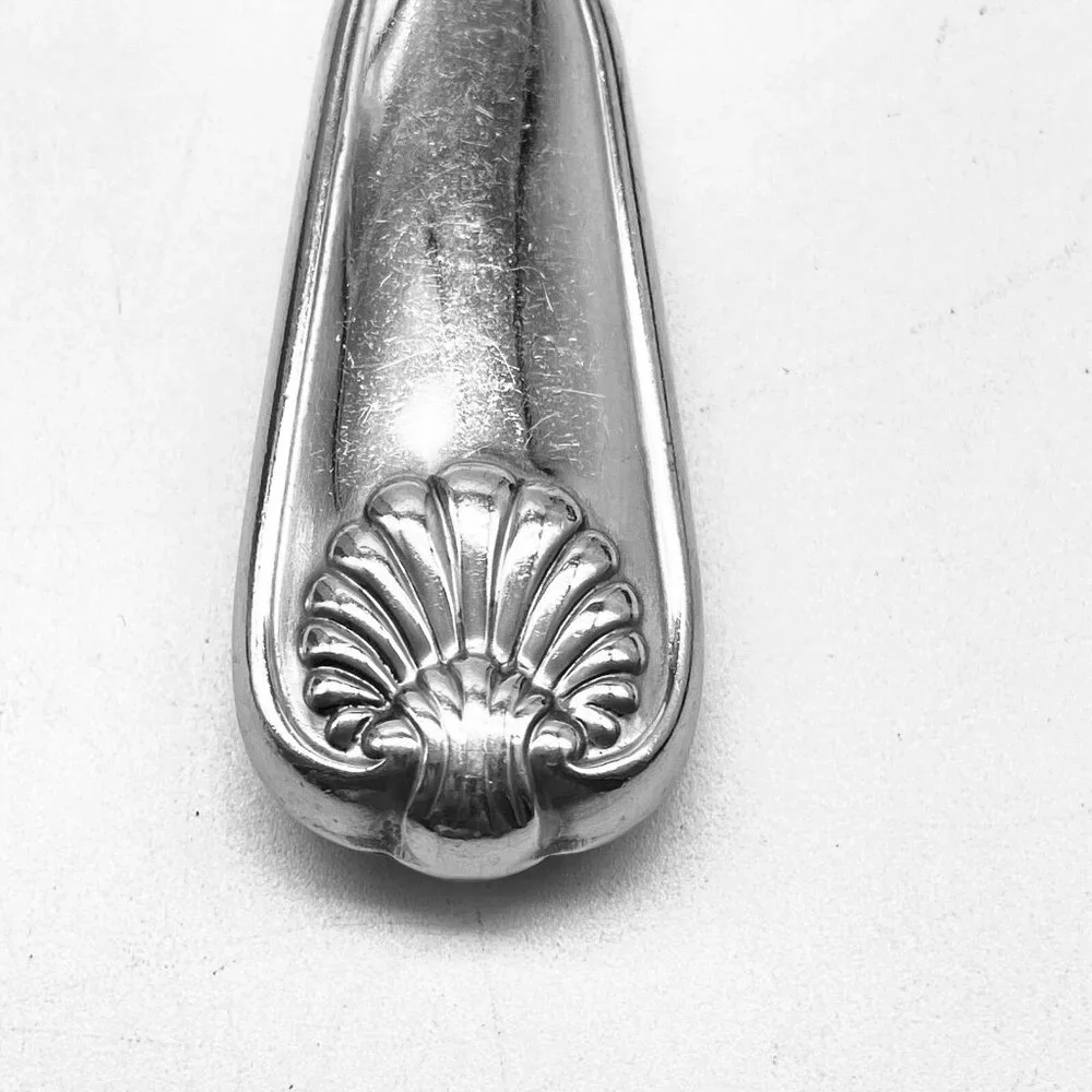 Oneida Stainless Deluxe Dinner Knife Tudor Shell Pattern